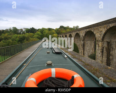 Voyage en bateau étroit de l'Anglo Welsh Trevor chantier naval sur le canal de Llangollen le Nord du Pays de Galles et l'Angleterre. Banque D'Images