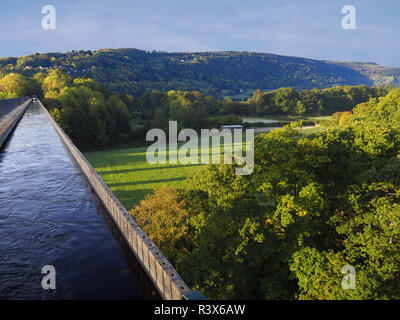 Voyage en bateau étroit de l'Anglo Welsh Trevor chantier naval sur le canal de Llangollen le Nord du Pays de Galles et l'Angleterre. Banque D'Images