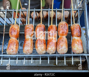 Saucisse grillée sur cuisinière thaï Banque D'Images