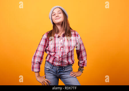 Petite fille avec le sentiment bon chemise rose en studio photoshoot. Adorable gamin. Banque D'Images