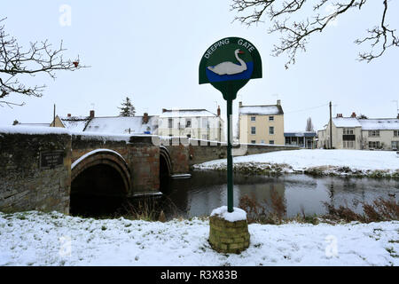 Neige de l'hiver sur la rivière Welland, pont Deeping St James town, Lincolnshire, Angleterre, RU Banque D'Images