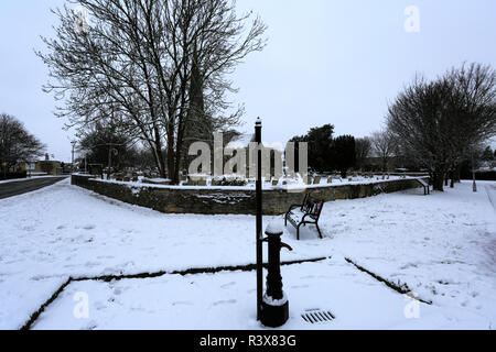 Neige sur St Benedicts église, village Glinton Cambridgeshire, Angleterre, Royaume-Uni Banque D'Images