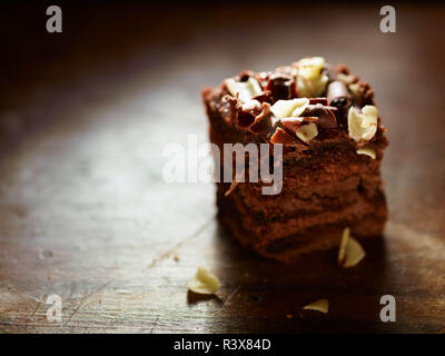 Un gros plan d'un délicieux morceau de gâteau au chocolat sur une table en bois. Banque D'Images