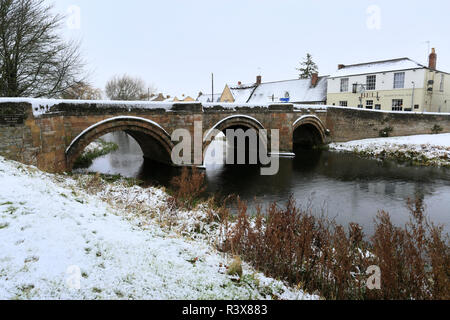 Neige de l'hiver sur la rivière Welland, pont Deeping St James town, Lincolnshire, Angleterre, RU Banque D'Images