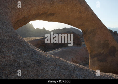 États-unis, Californie, Alabama Hills. La formation de Mobius Arch close-up. En tant que crédit : Dennis Flaherty / Galerie / DanitaDelimont Jaynes. com Banque D'Images