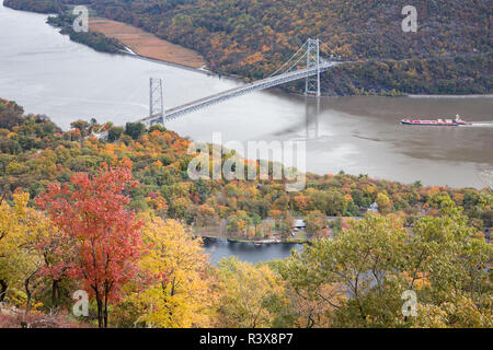 En regardant le pont de Bear Mountain et le lac de Hesse de Perkins Memorial Drive sur Bear Mountain. Banque D'Images