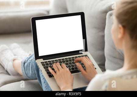 Close up de femmes s'asseoir sur la table des messages sur ordinateur portable Banque D'Images
