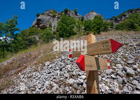 Chemin en bois panneaux dans la vallée Orfento Parc Naturel, Parc National de la Majella, Pescara, Abruzzes, Italie Banque D'Images