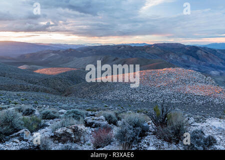 Soleil brille sur collines vu de Aguereberry Point dans Death Valley National Park Banque D'Images