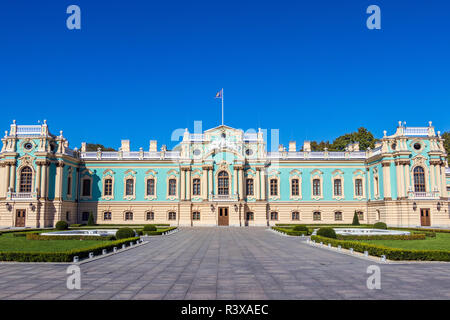 Palais Mariinsky bâtiment historique sur un fond de ciel bleu, l'Ukraine, Kiev 11.10.2018 Banque D'Images