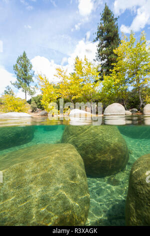 Au niveau de l'eau sur le lac Tahoe prises de Sand Harbor, Nevada. Banque D'Images