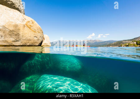 Au niveau de l'eau sur le lac Tahoe prises de Sand Harbor, Nevada. Banque D'Images