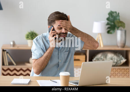 Homme heureux se sentent soulagées de travail bonne nouvelle audience sur cell Banque D'Images