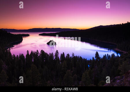 Aube lumière sur Emerald Bay sur le lac Tahoe, Emerald Bay State Park, Californie, USA Banque D'Images