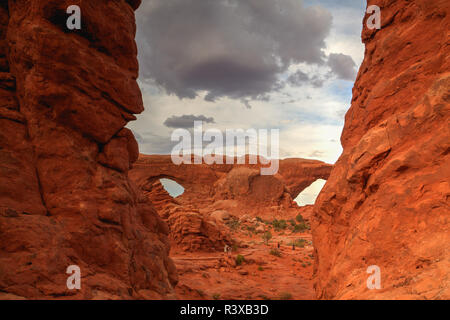 Moab, Utah, USA - Juillet 18,2013 : les touristes à Arches National Park, Moab, Utah, USA. Bordé par la rivière Colorado, dans le sud-est, il est connu sous le nom de Banque D'Images