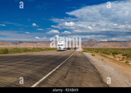 L'Utah, USA - Juillet 18,2013 : le long de l'autoroute américaine typique dans le désert , Utah, USA Banque D'Images