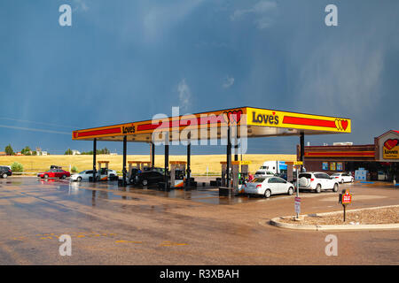 Denver,USA - Juillet 18,2013 : Love's Gas station après la tempête.Love's fournit des camionneurs et automobilistes avec un accès 24 heures à nettoyer Banque D'Images