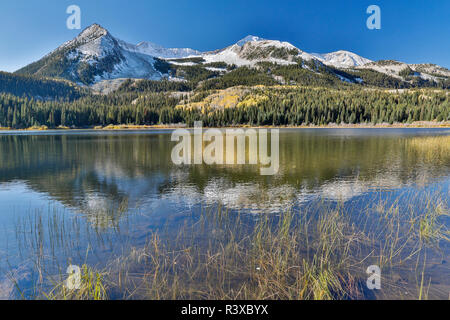 L'automne le long du lac perdu dans la région du col Kebler, avec West Beckwith Mt. Le Colorado. Banque D'Images