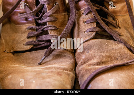 Vieux, des chaussures de cuir. Minable, lambeaux de peau marron lacets de close-up Banque D'Images