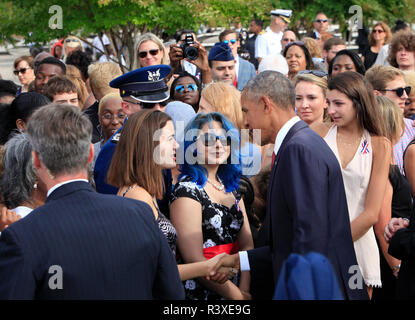 Le président américain Barack Obama serre la main avec des invités à la cérémonie de célébration du souvenir au Pentagone sur 9-11-16 Banque D'Images