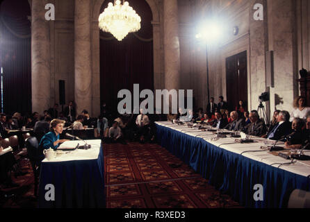 Hillary Rodham Clinton témoigne devant une audience du Sénat sur le projet de loi sur les soins de santé le 28 septembre 1993 Banque D'Images