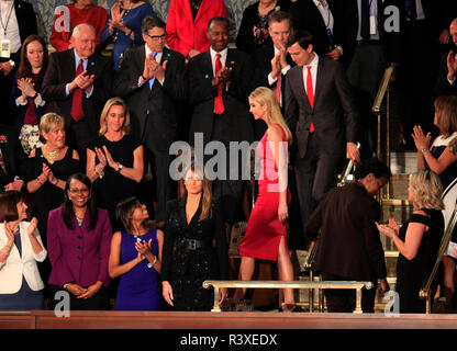 Première Dame Melania Trump arrive à une session conjointe du Congrès le 28 février 2017 Ivanka Trump et Jared Kushner sont derrière la Première Dame Banque D'Images