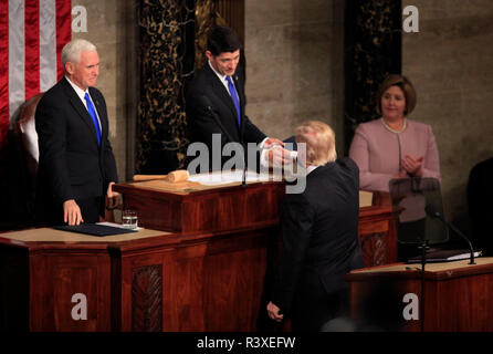 Le président Donald Trump, serre la main avec le président de la Chambre, Paul Ryan avant donne un discours devant une session conjointe du Congrès le 28 février 2017 Banque D'Images