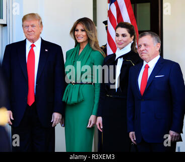 Le président Donald Trump et la Première Dame Melania Trump accueillant le Roi Abdallah II et La Reine Rania de Jordanie. Banque D'Images