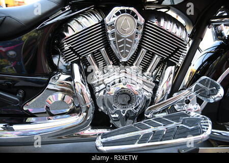 Sturgis Dakota du Sud / août 4 2017: American Made Indian Motorcycle Company assemblage de moteur chromé de moto isolé, vue rapprochée Banque D'Images