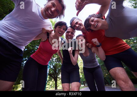 Les gens s'amuser groupe jogging Banque D'Images