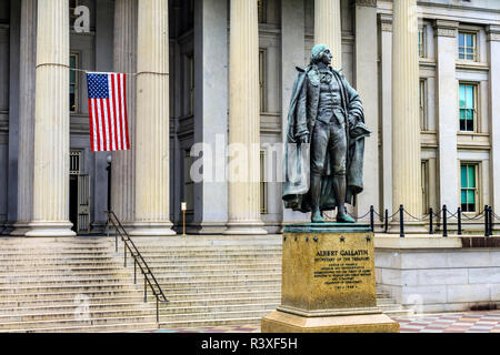 Albert Gallatin Statue US Flag Département du Trésor des États-Unis, Washington DC. Statue de James Fraser et consacrée en 1947. Banque D'Images