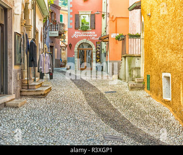 Rue étroite dans le petit village médiéval de Malcesine. C'est l'une des villes les plus caractéristiques du lac de garde dans la province de Vérone, Italie Banque D'Images