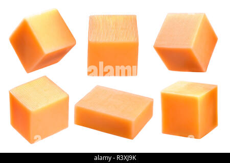 Cubes de fromage cheddar, blocs rectangulaires ou morceaux isolé sur blanc, sans ombre, avec annato Banque D'Images