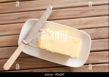 Le beurre frais de la ferme de Pat sur un plat Banque D'Images