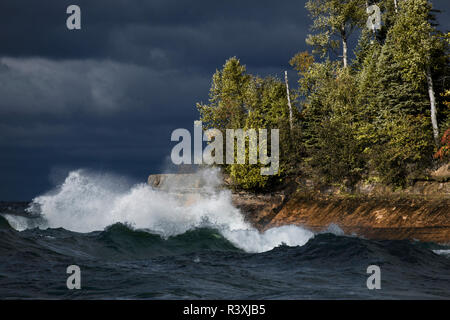 Vagues se briser dans le lac Supérieur, Pictured Rocks National Lakeshore, Michigan, Upper Peninsula Banque D'Images