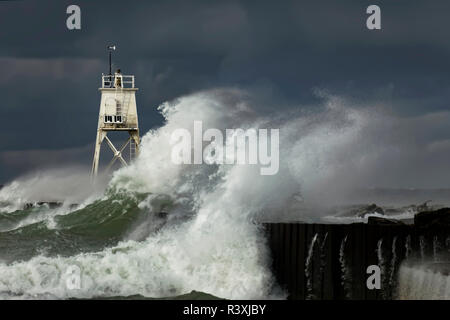 Grand Marais lumière et ondes de tempête du Lac Supérieur s'écraser, Grand Marais, du Michigan, de l'Upper Peninsula Banque D'Images