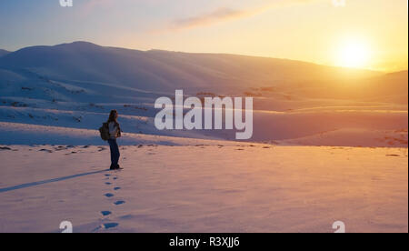 Femme voyageur dans les montagnes Banque D'Images