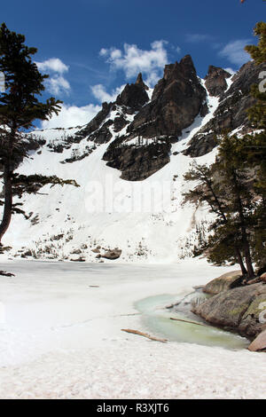 Vue sur la neige et la glace couverte l'Lakewith émeraude montagne enneigée en arrière-plan sur le sentier du lac de l'ours dans le Parc National des Montagnes Rocheuses, Banque D'Images