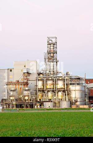 L'usine chimique comme une partie de mine de sel de lumière du soir. Banque D'Images