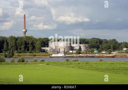 Les réservoirs de stockage et d'un navire sur le Rhin à Wesel, Allemagne. Banque D'Images