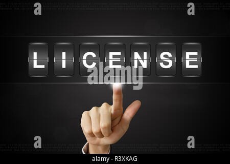 En cliquant sur la main d'affaires licence sur Flipboard Banque D'Images