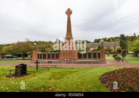 Un grand monde brun War Memorial Gardens près de Cavell en rivière Ness, Inverness, Scotland Banque D'Images