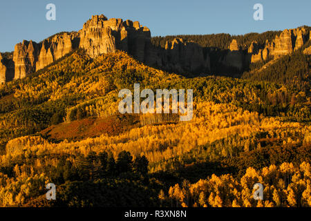Cimarron éventail au coucher du soleil en automne, montagnes de San Juan, de l'est Sites Ouray County, Californie Banque D'Images