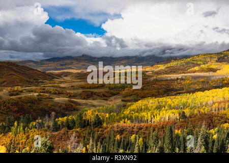 Cimarron éventail au coucher du soleil en automne, montagnes de San Juan, de l'est Sites Ouray County, Californie Banque D'Images