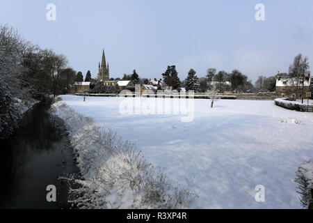 Neige de l'hiver, St Andrews Parish Church, West Deeping village, Lincolnshire, Angleterre, Grande-Bretagne, Royaume-Uni Banque D'Images