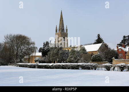 Neige de l'hiver, St Andrews Parish Church, West Deeping village, Lincolnshire, Angleterre, Grande-Bretagne, Royaume-Uni Banque D'Images