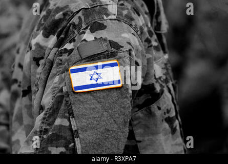 Israël drapeau sur le bras de soldats (collage). Banque D'Images