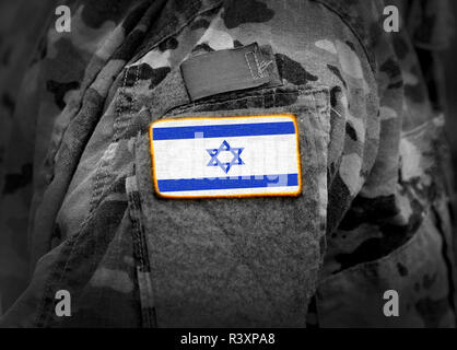 Israël drapeau sur le bras de soldats (collage). Banque D'Images