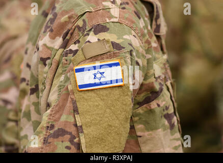 Israël drapeau sur le bras de soldats (collage). Banque D'Images