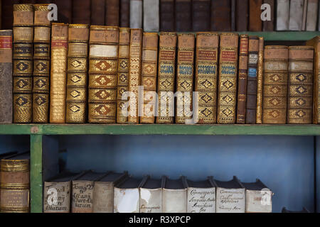 La vieille ville historique de livres en bibliothèque, étagère en bois Banque D'Images